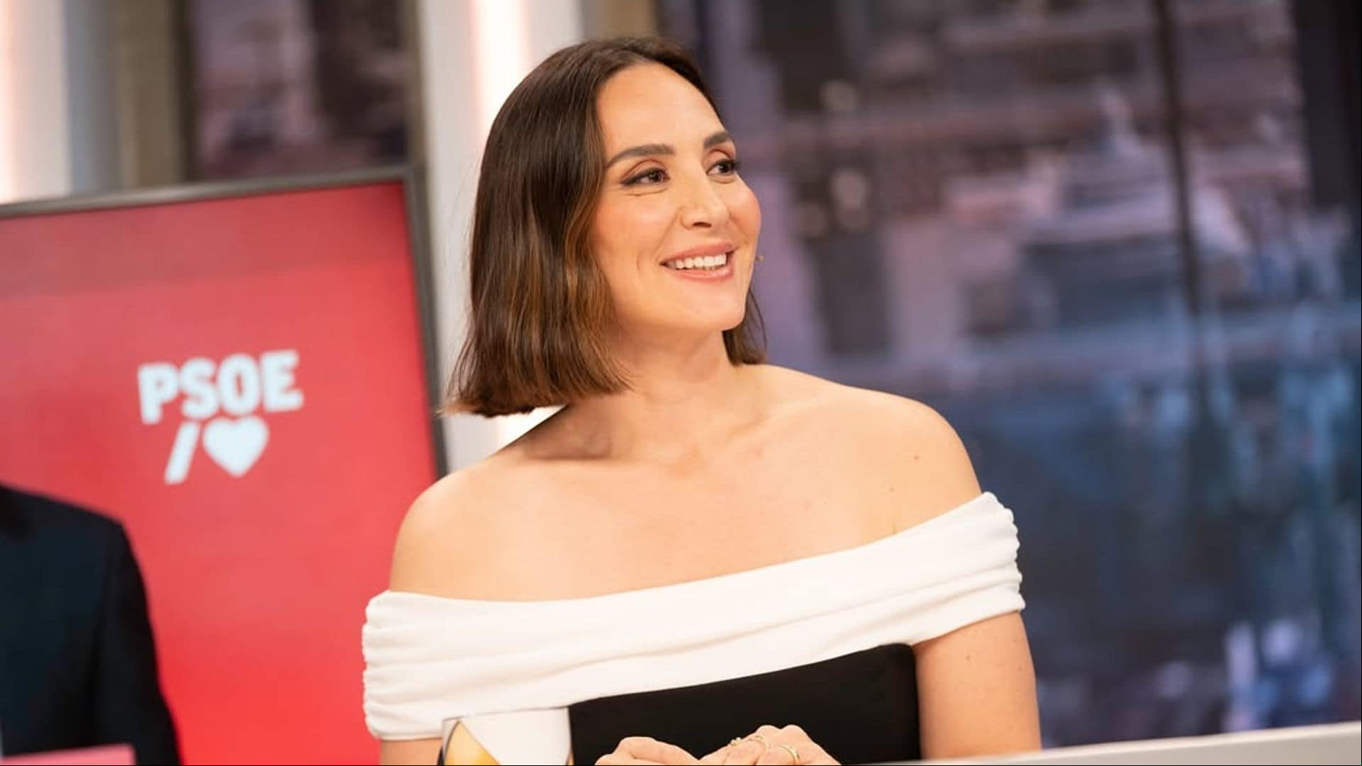 Tamara Falcó estrena el top bicolor de Zara que solucionará todos tus planes de verano