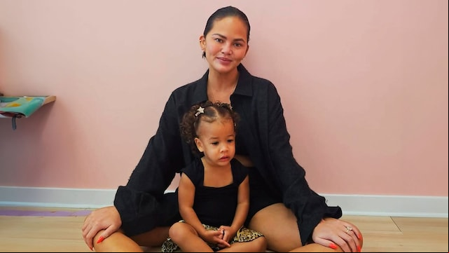 chrissy teigen con su hija esti