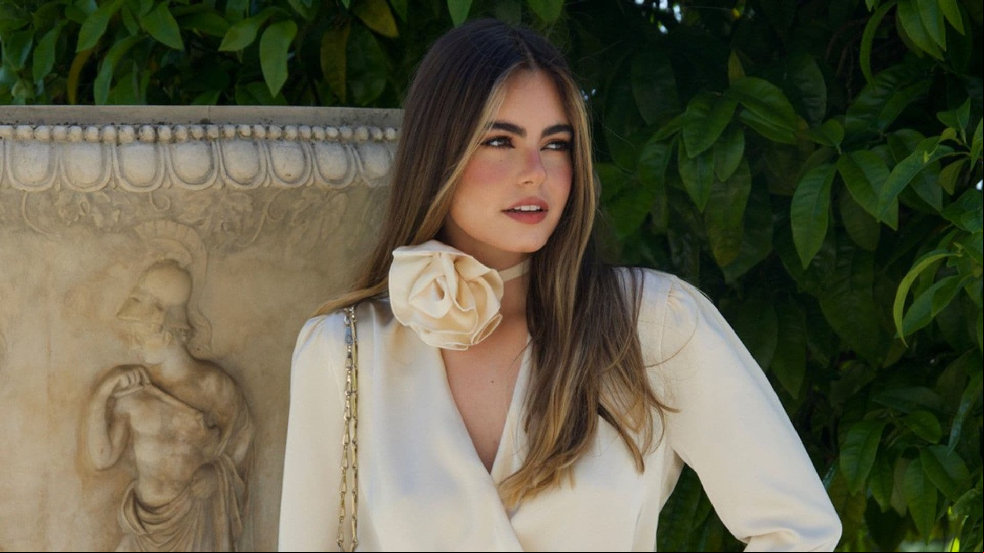 Flor en el cuello: el truco para convertir un vestido básico en un look de invitada ideal  