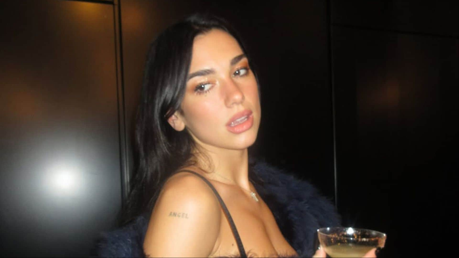 Dua Lipa da la bienvenida al 2025 con el look viral de la temporada: abrigo de pelo y pantalón ‘efecto cuero’