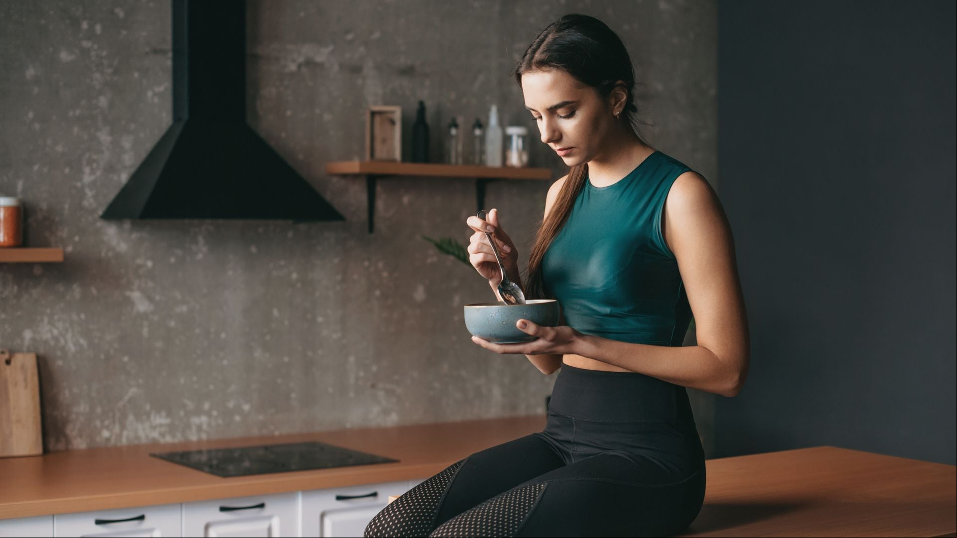 ¿Cenar tarde puede afectar a tu sueño y a tu peso? Una nutricionista nos da las claves sobre este hábito