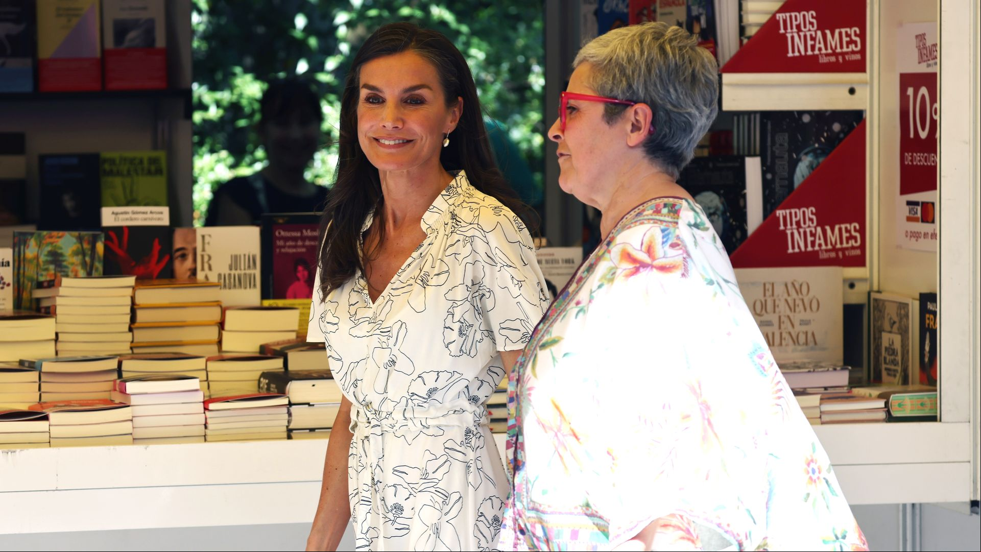 El momentazo de la reina Letizia ejerciendo de nuevo como periodista en la Feria del Libro de Madrid