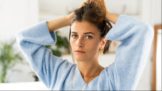 Mujer joven algo preocupada mirando a cámara 