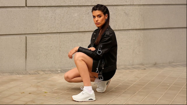 Dulceida con zapatillas blancas de Skechers y cazadora negra de cuero