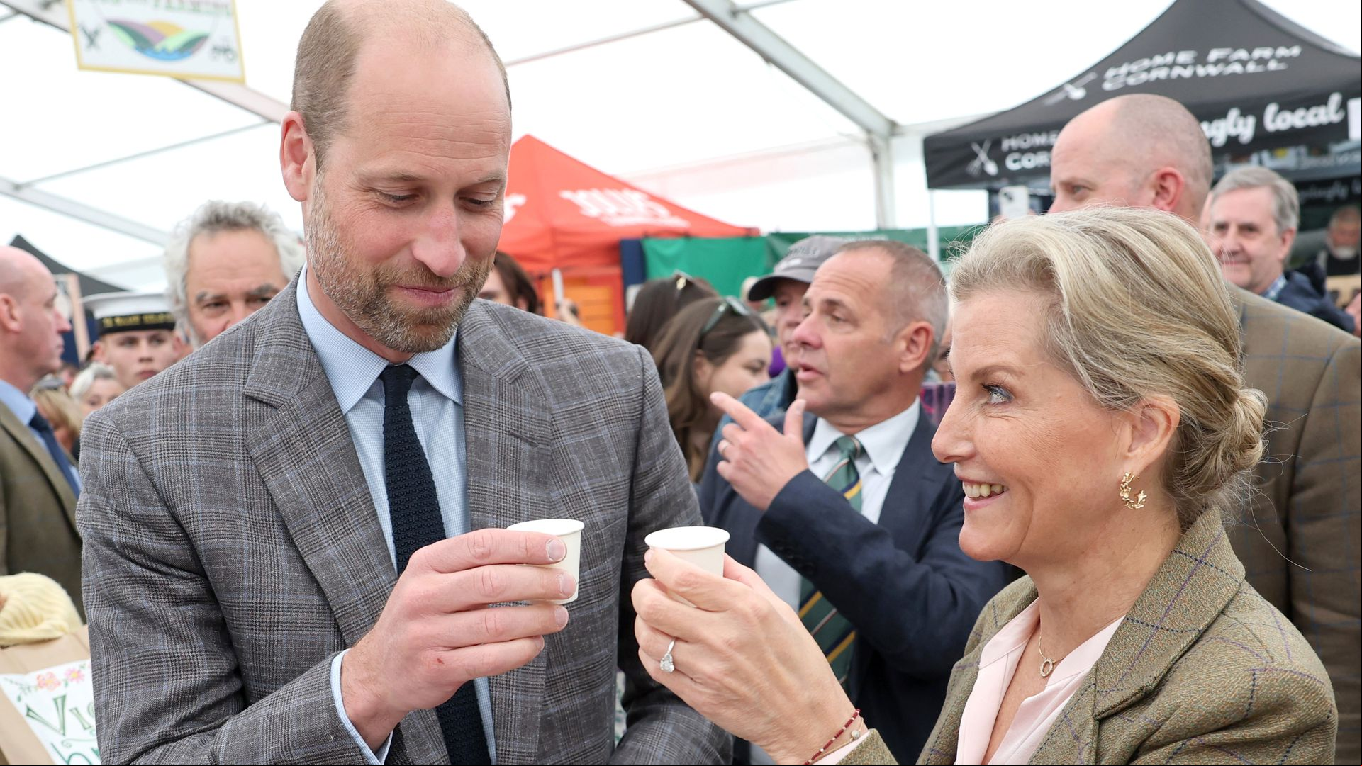 Las risas y bromas del príncipe Guillermo y su tía, la duquesa de Edimburgo, en su primer acto juntos en dos años