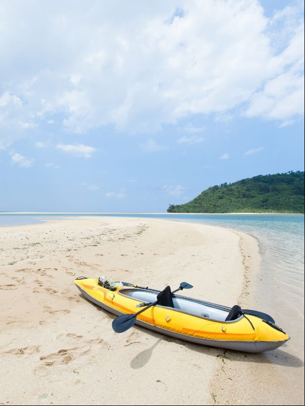 Kayak hinchable en la playa