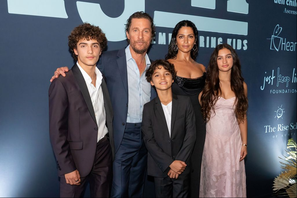 Matthew McConaughey y Camila Alves con sus hijos: Levi McConaughey, Livingston McConaughey y Vida McConaughey en un evento en abril de 2024 en Austin, Texas