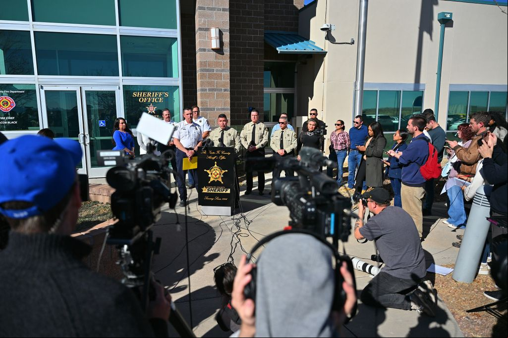 El sheriff del condado de Santa Fe, Adan Mendoza, habla en una conferencia de prensa en la Oficina del Sheriff del Condado de Santa Fe para actualizar la investigación sobre las muertes del actor Gene Hackman y su esposa, Betsy Arakawa