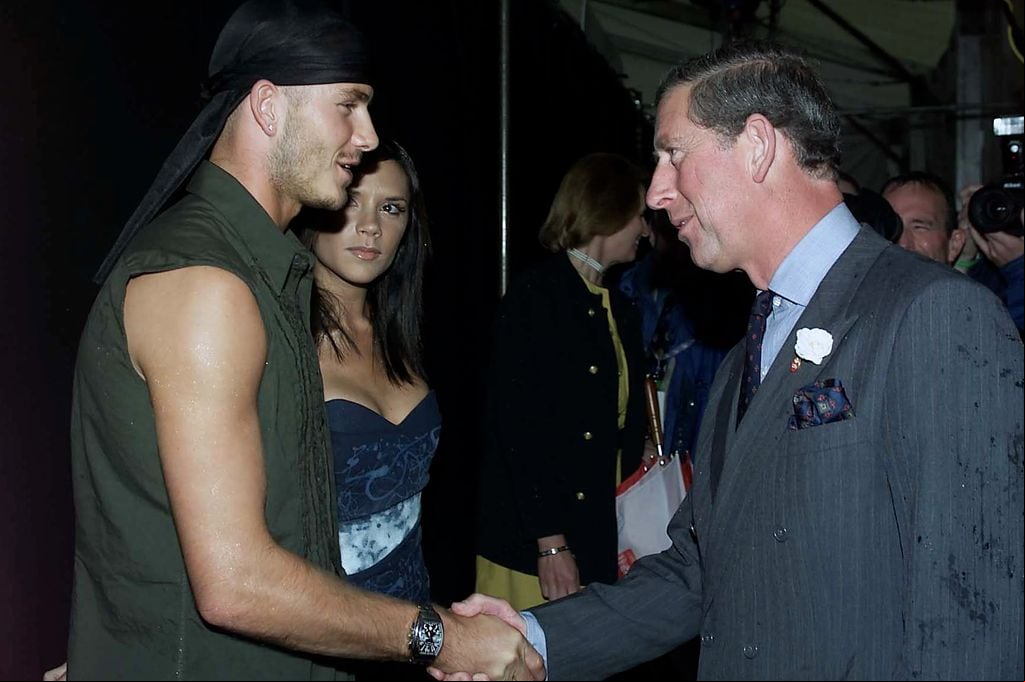 David y Victoria Beckham saludando a Carlos III en un evento en los 2000