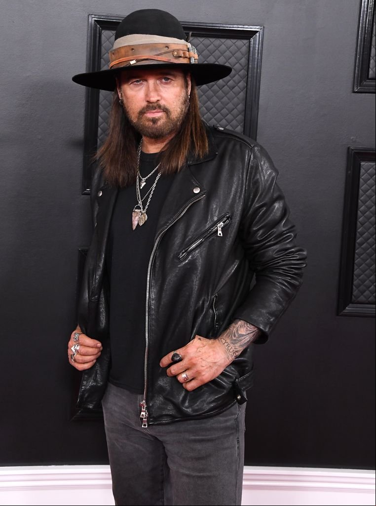 Billy Ray Cyrus se hizo muy popular por su canción 'Achy Breaky Heart', lanzada en 1992. Esta canción, un éxito de la música country, alcanzó gran popularidad y fue un fenómeno en la música de su época