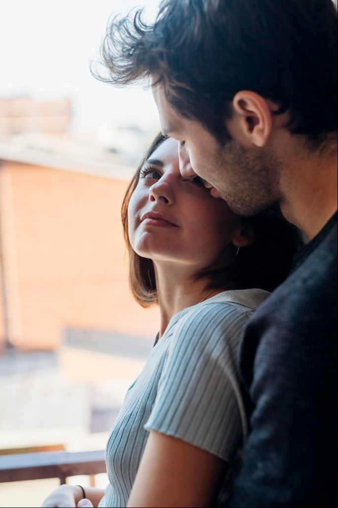 pareja abrazo mirada