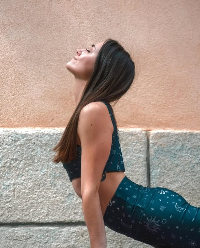 mujer haciendo yoga