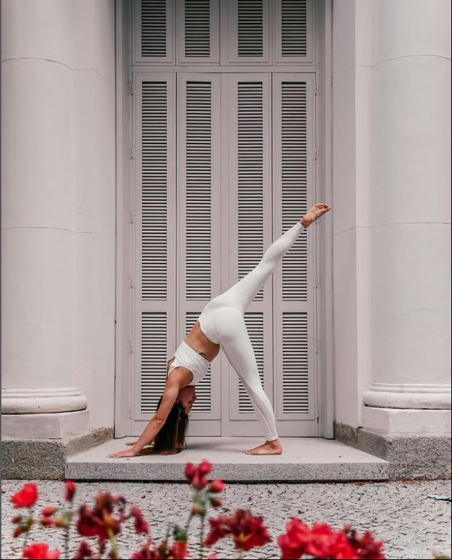 mujer haciendo yoga al aire libre