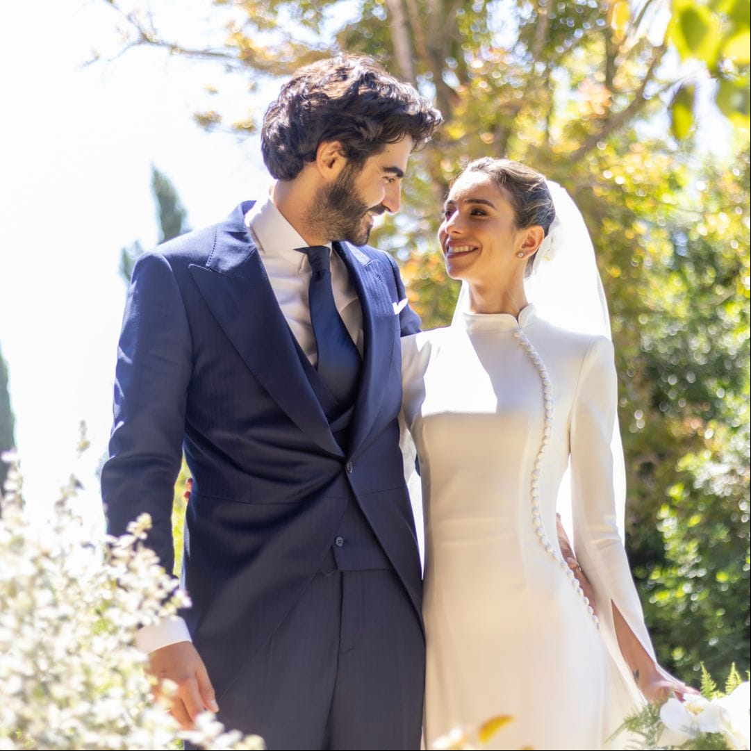 Un vestido de novia de cuello mao y un ramo de orquídeas: la boda de Beatriz en Sevilla