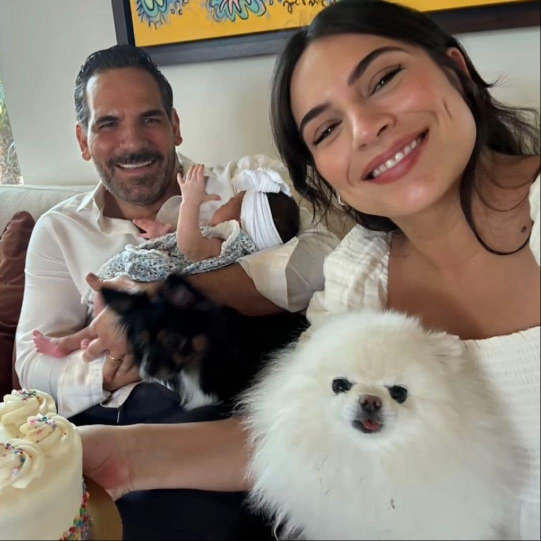 Ana Brenda Contreras celebra el primer mes de su hija Aria con un posado familiar